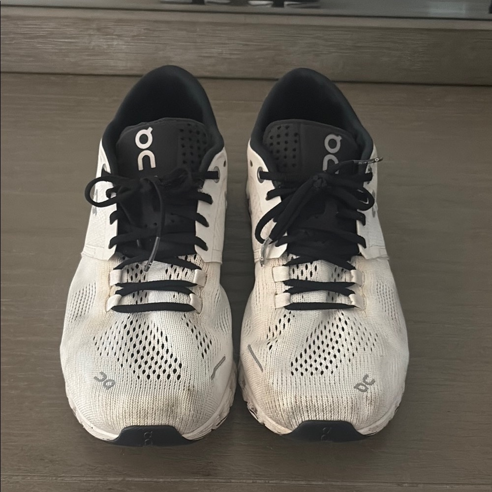 OnCloud Running Black and White Athletic Shoes sneakers size 8